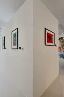 블랙 프레임이 돋보이는 미니멀 NFT 갤러리 공간